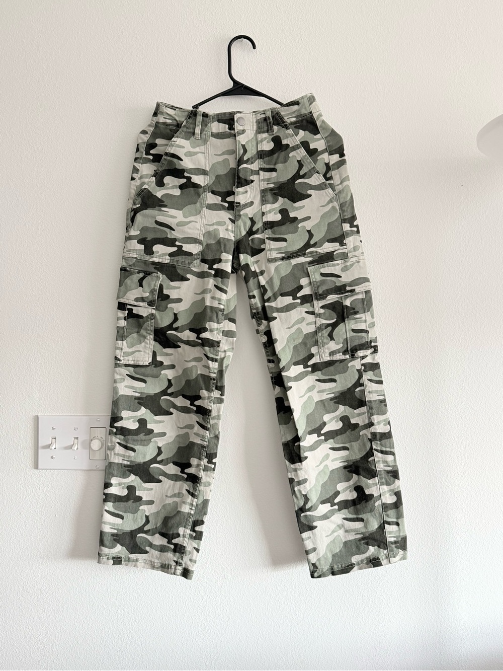 Hollister Women's Green Camo Cargo Jeans